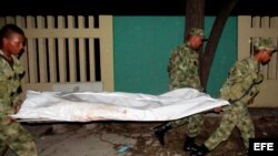 Los militares trasladan los restos de uno de los fallecidos