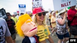 Varios manifestantes se agrupan bajo el lema 'Stand Against Trump' para protestar contra el candidato republicano a la presidencia estadounidense.