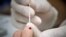 Especialista practica test rápido para detectar VIH