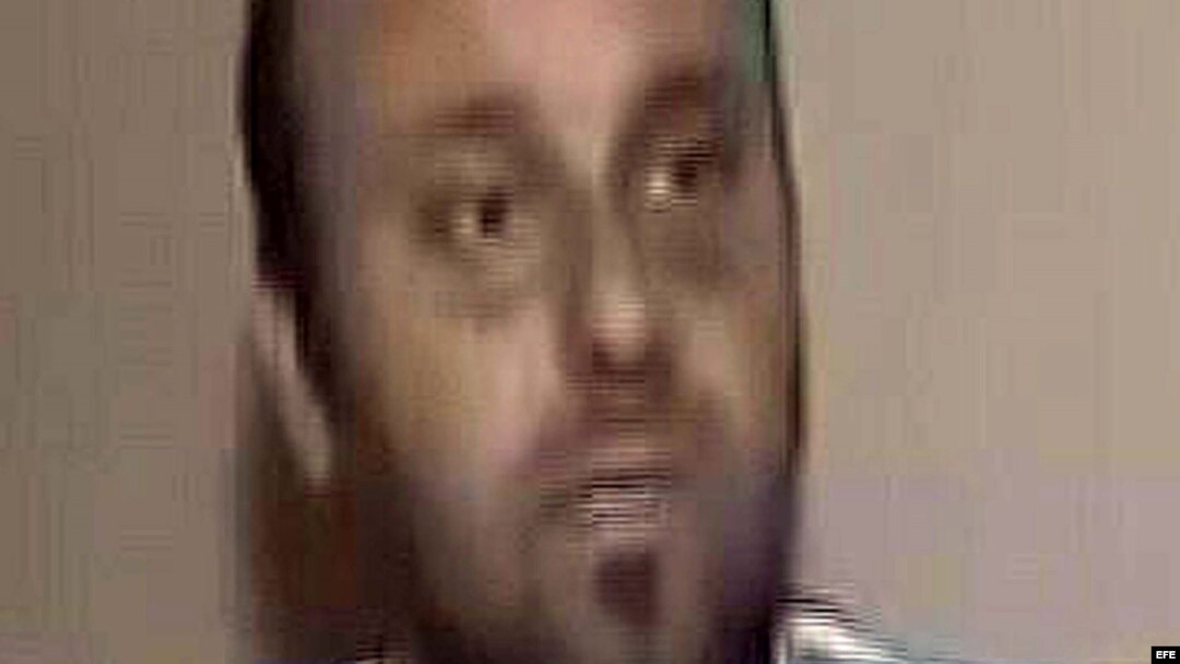 Imagen capturada de una emisión de la televisión turca NTV hoy, lunes 27 de agosto de 2012, del cámara de televisión turco Cuneyt Unal entrevistado en un lugar sin localizar de Siria tras ser secuestrado. EFE/Anadolu Agency