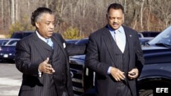 El reverendo Jesse Jackson (d) y el reverendo Al Sharpton (i).