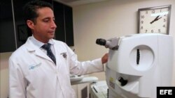 Carlos Martínez en su clínica de California, EE. UU. 