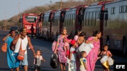 Un grupo de personas camina cerca del peaje de Paraguachón. EFE