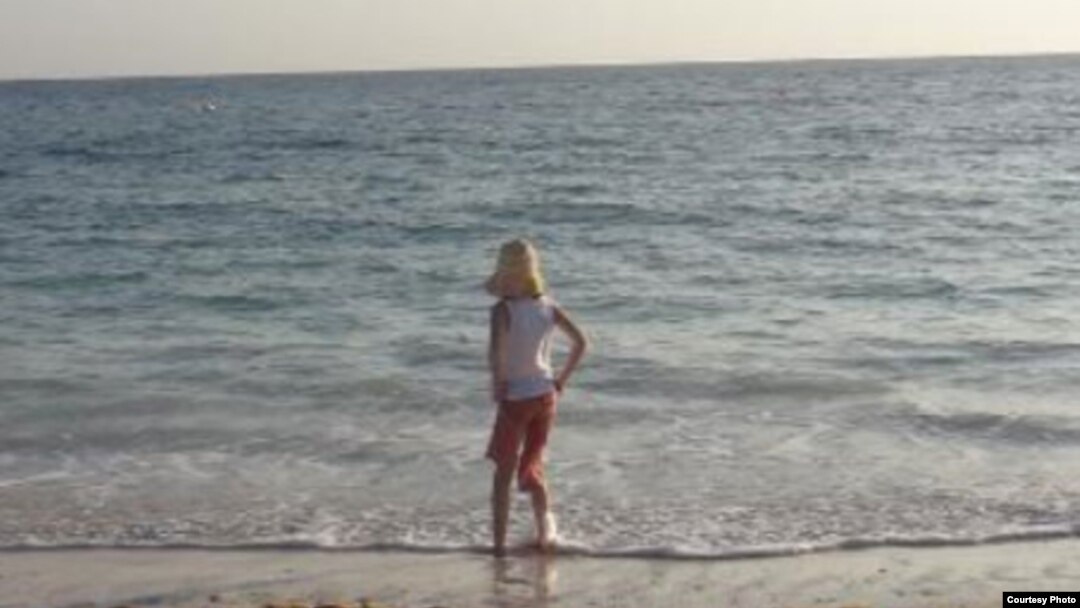 Turista en la playa del hotel Gran Club Santa Lucía (tripadvisor)