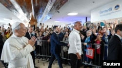 El Papa León llega al Hospital Gemelli en Roma para someterse a una cirugía de extirpación de un nódulo pulmonar.