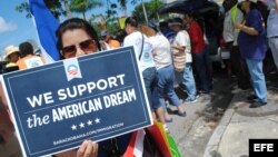 Un grupo de personas se manifiesta en apoyo a la reforma migratoria. 