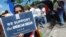Un grupo de personas se manifiesta en apoyo a la reforma migratoria.  