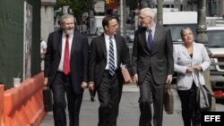 Archivo (2014) El abogado del Gobierno argentino Carmine Boccuzzi (2i) camina junto a su equipo legal a la salir del Tribunal del Segundo Circuito de Nueva York . 