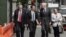 Archivo (2014) El abogado del Gobierno argentino Carmine Boccuzzi (2i) camina junto a su equipo legal a la salir del Tribunal del Segundo Circuito de Nueva York . 