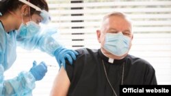 El arzobispo de Miami, Thomas Wenski, recibe la vacuna contra el COVID-19. (Foto: Arquidiócesis de Miami)