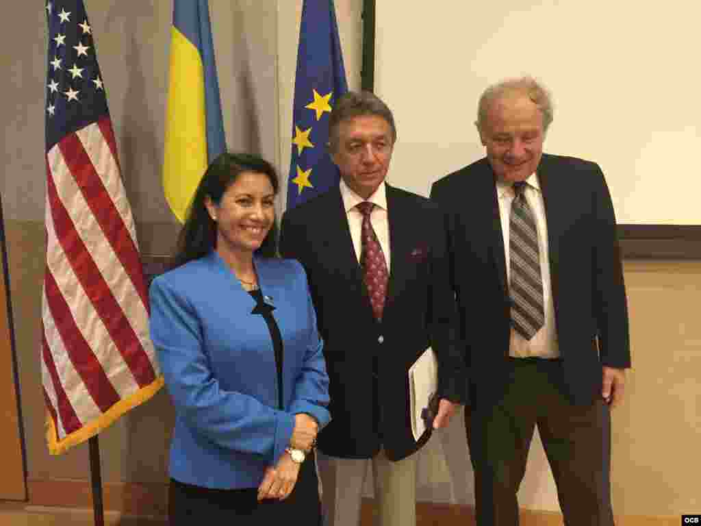 Christine I. Caly-Sanchez, del European Union Center of Excellence, Yuri Serguey y Martin Palous.