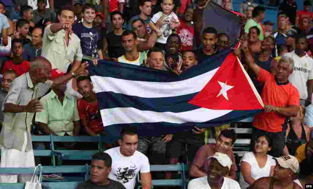 Seguidores del equipo de Cuba alientan a sus jugadores contra EE.UU. hoy, jueves 05 de julio de 2012, en el estadio Latinoamericano en La Habana