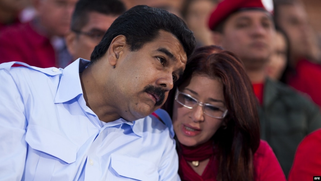  El presidente de Venezuela, Nicolás Maduro (i), acompañado de su esposa Cilia Flores (d)