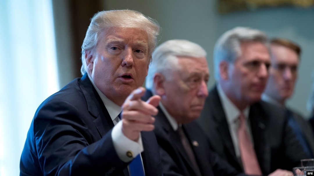 Donald Trump (izda), participa en una reunión con congresistas y senadores. (Archivo)