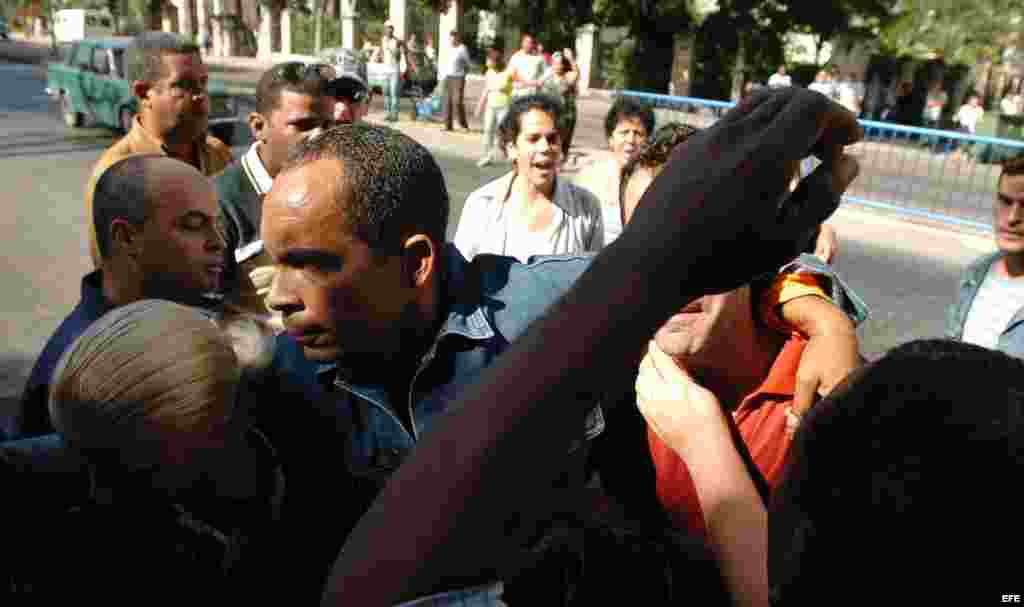 Archivo. Decenas de simpatizantes del régimen cubano hostigan a un pequeño grupo de opositores que realiza una marcha por el Día Internacional de los Derechos Humanos, en un céntrico parque capitalino.