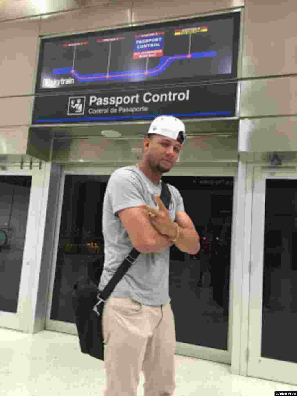 Yulieski Gourriel en el Control de Pasaportes del aeropuerto de Miami (SwingCompleto)