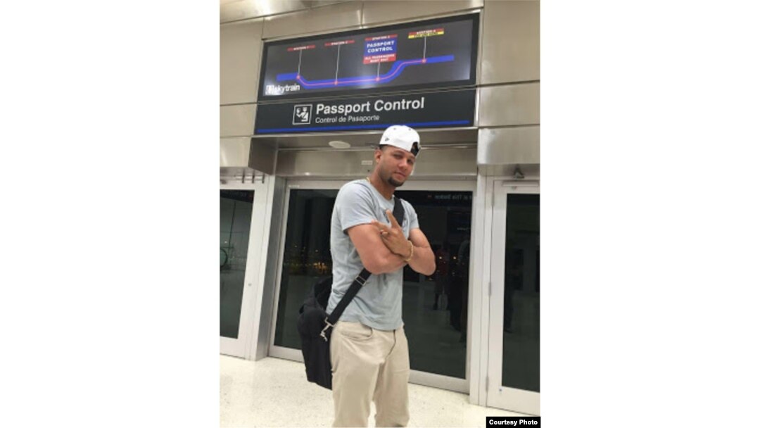 Yulieski Gourriel en el Control de Pasaportes del aeropuerto de Miami. Foto: SwingCompleto.