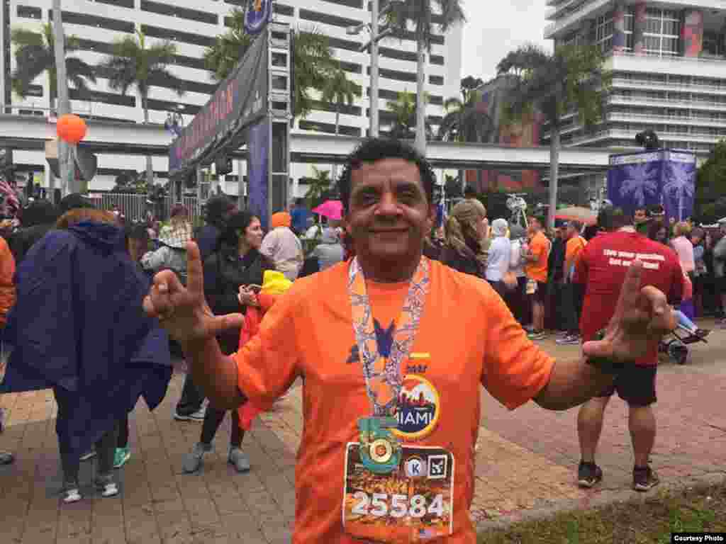 Luis Felipe Rojas al llegar a la meta del Miami Marathon 2017.