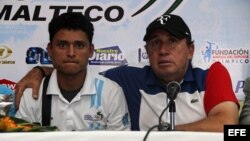 El cubano Rigoberto Medina (d) y el medallista olímpico guatemalteco Erik Barrondo (i). El COG rescindió el contrato al técnico caribeño, quien le otorgó la primera medalla en unas olimpiadas a este país centroamericano con Erick Barrondo en marcha.