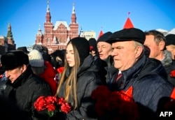 El líder del Partido Comunista Ruso, Gennady Zyuganov (der.), atiende la ceremonia en la Plaza Roja de Moscú en honor del fundador del Estado soviético en el centenario de su muerte. (Alexander NEMENOV/AFP)