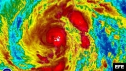 Imagen de satélite facilitada por la Administración Nacional de Océanos y Atmósfera de Estados Unidos (NOAA, por su sigla en inglés) que muestra el tifón "Haiyan" en Filipinas hoy, viernes 8 de noviembre de 2013