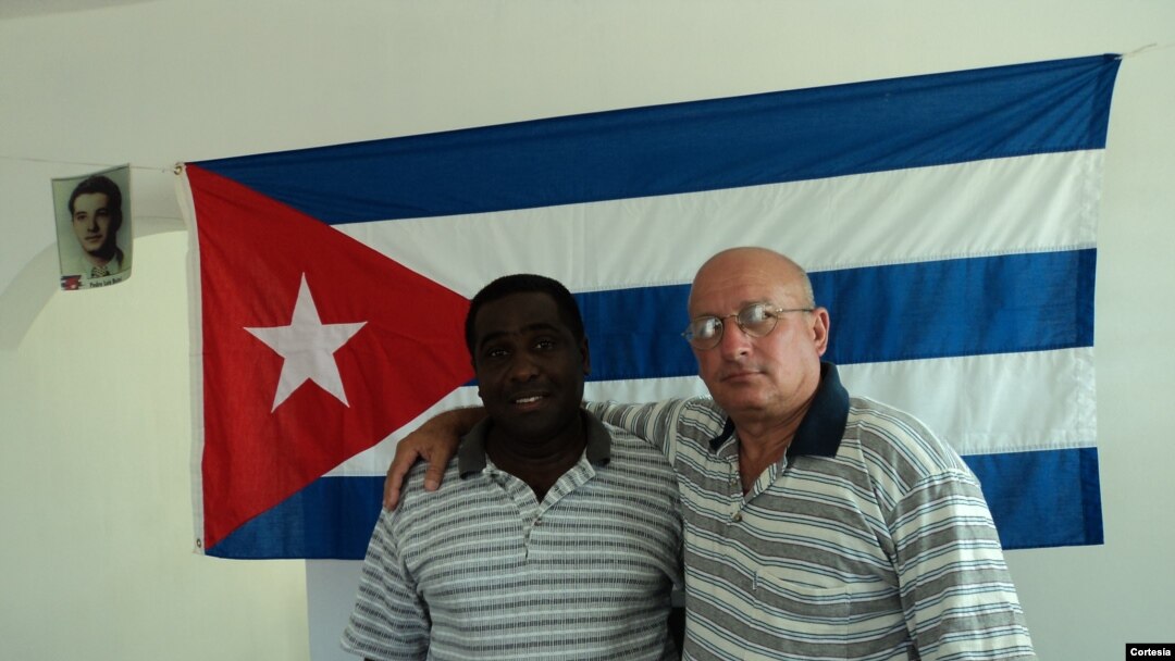 Félix Navarro, derecha, junto al también opositor Iván Hernández.