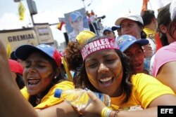 Venezolanos se concentran desde primeras horas del día para acompañar al candidato a la Presidencia del país, el opositor Henrique Capriles, en el principal acto de su campaña electoral en Caracas.
