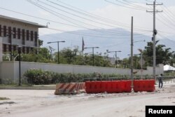 Vista lateral de la sede diplomática estadounidense en Puerto Príncipe. Las calles aledañas han sido tomadas por las pandillas. (REUTERS/Ralph Tedy Erol)