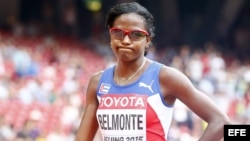 La atleta cubana Dailín Belmonte, se lamenta a su llegada a la meta en penúltima posición.