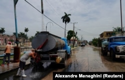 Cientos de miles de cubanos dependen de las "pipas" o camiones cisterna para abastecerse de agua potable. (REUTERS/Alexandre MeneghiniArchivo)