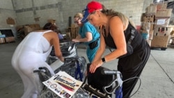 Activistas venezolanos en centro de acopio de insumos médicos para víctimas del terremoto del 24 de junio. (OCB)