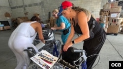 Activistas venezolanos en centro de acopio de insumos médicos para víctimas del terremoto del 24 de junio. (OCB)