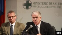 El ministro de Salud uruguayo, Jorge Venegas (d), y el subsecretario de la cartera, Leonel Briozzo (i), en una rueda de prensa en Montevideo (Uruguay), en la que se anunció la aprobación de una serie de medidas que incluyen inspecciones en todas las unida