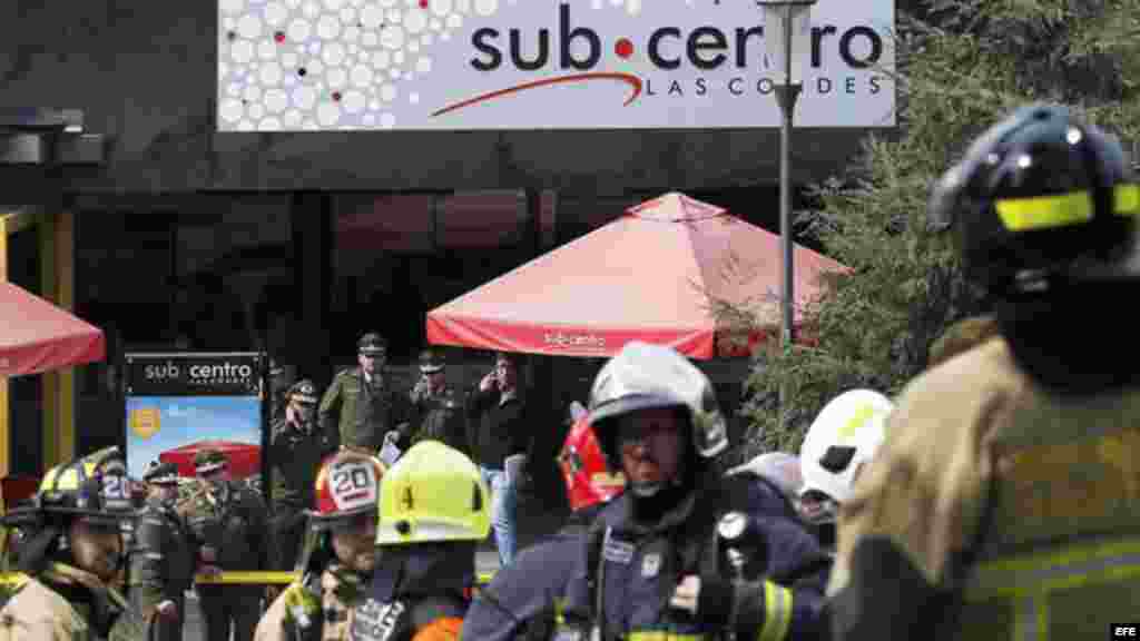 Policías y bomberos atienden la emergencia generada por una explosión en la estación del metro Escuela Militar