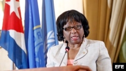 La directora de la Organización Panamericana de la Salud, Carissa Etienne, pronuncia un discurso en La Habana.