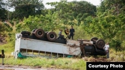 Así quedó el camión adaptado para transporte de pasajeros tras volcarse cerca de Los Palacios, Pinar del Río.