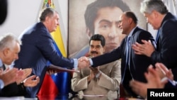 En esta foto de archivo Maduro presencia un acuerdo con la petrolera Rosneft. Miraflores Palace/Handout via REUTERS