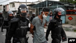 Miembros de las fuerzas especiales detienen a un manifestante en La Habana, Cuba, el 11 de julio de 2021. (Yamil Lage/AFP).