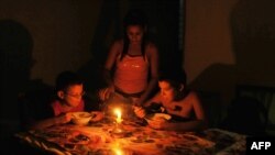 Niños comen a la luz de una vela durante un apagón en Cuba. (Foto: AFP/Archivo)