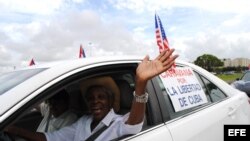 Una exiliada cubana participa en una protesta. Foto Archivo.