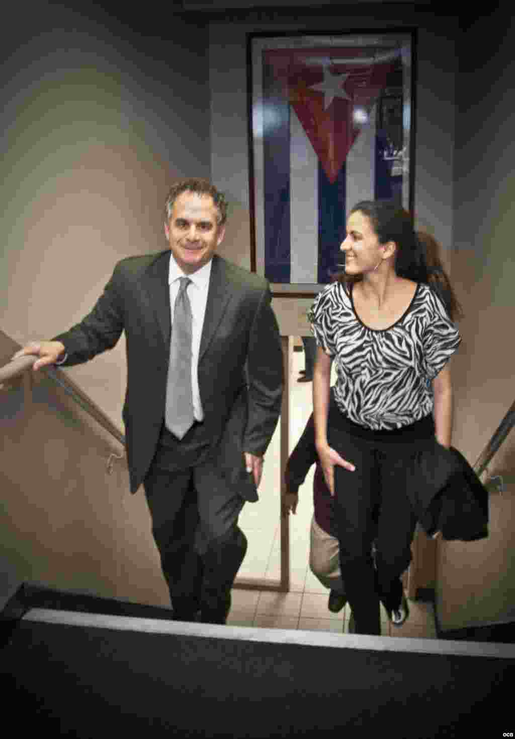 Rosa María Payá makes her way upstairs at the Martis accompanied by OCB Director, Carlos Garcia-Perez