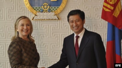 La secretaria de Estado de EEUU Hilary Clinton llega a Libia