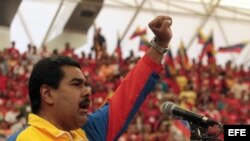 Fotografía cedida por Prensa de Miraflores, que muestra al presidente encargado de Venezuela y candidato oficialista, Nicolás Maduro, durante su participación en un acto de precampaña en Barinas.