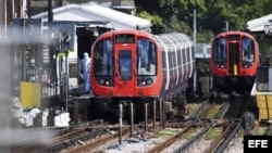 Pasajeros del Metro de Londres sufren quemaduras por una explosión.