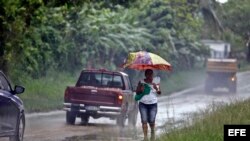 Miles de evacuados y vías incomunicadas por lluvias en zona central de Cuba