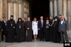 Trump (c-d), y su esposa, Melania Trump (c-i) tras su visita a la iglesia del Santo Sepulcro.