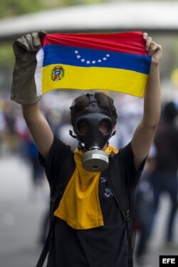 Un grupo de manifestantes opositores al Gobierno de Nicolás Maduro se enfrenta a miembros de la Policía Nacional Bolivariana (PNB).