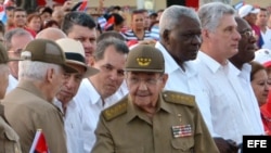 Raúl Castro junto a la cúpula del gobierno cubano en el acto por el aniversario 63 del asalto a los cuarteles Moncada Carlos Manuel de Céspedes. EFE