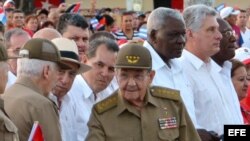 Raúl Castro y Ramiro Valdés en el acto por el aniversario 63 del asalto a los cuarteles Moncada Carlos Manuel de Céspedes. EFE