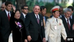 Raúl Castro cuando visitaba Vietnam en el 2005 